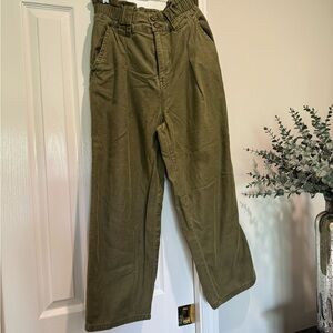 Wide leg green jean with elastic high waist